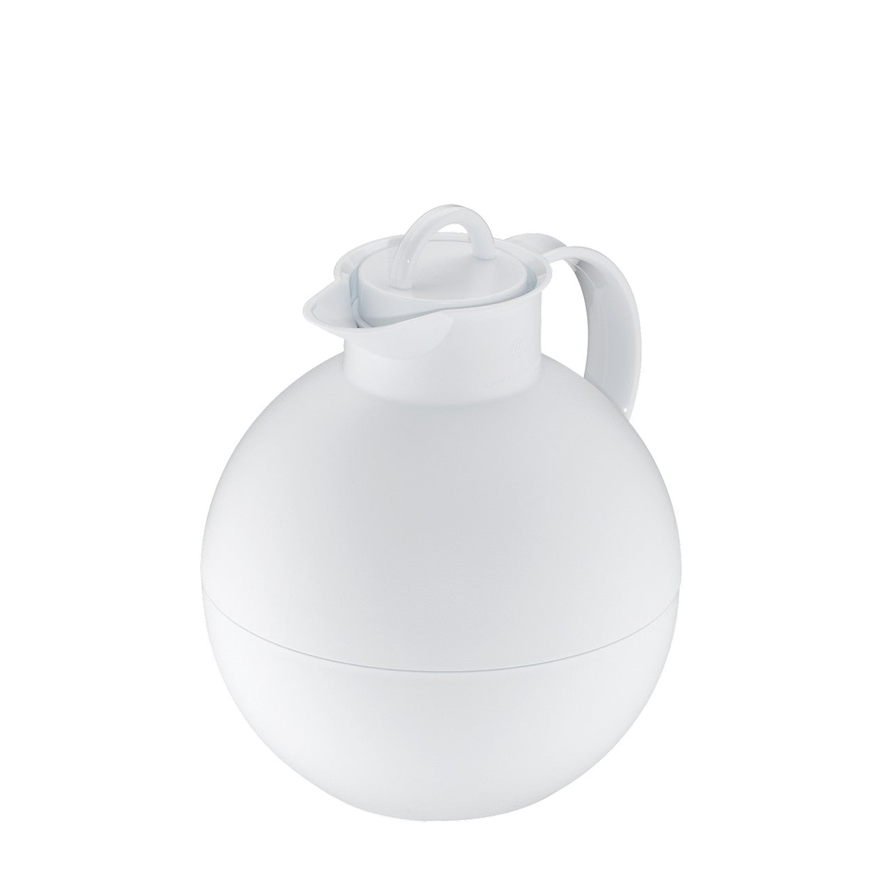 Auf dem Bild ist eine kugelförmige, weiße Thermoskanne zu sehen. Sie hat einen Henkel an der Seite und einen klappbaren Verschlussdeckel oben.