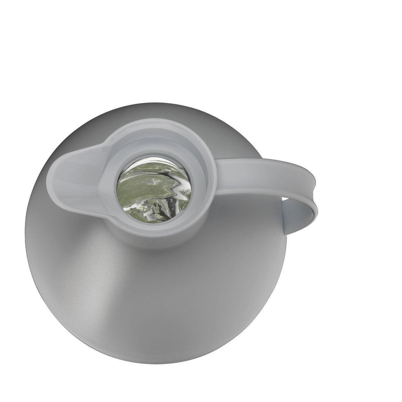 Das Bild zeigt eine silberne Kanne von oben, mit einem Griff auf der rechten Seite. Die Öffnung der Kanne ist rund und es scheint, als ob Flüssigkeit oder eine spiegelnde Oberfläche darin zu sehen ist.