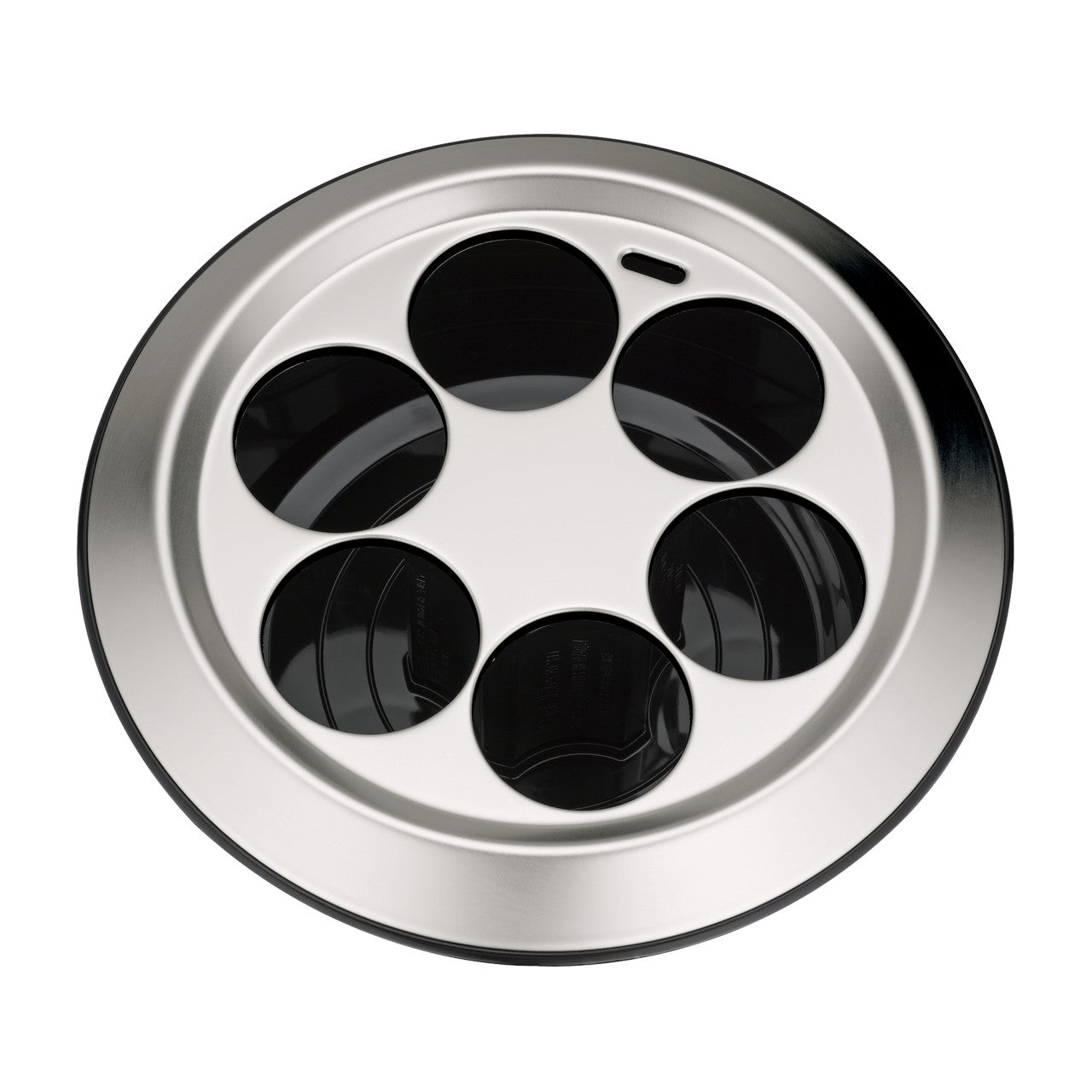 Das Bild zeigt einen runden Abfluss aus Metall mit fünf kleinen runden Löchern im Inneren. Die Oberfläche ist glatt und reflektierend, und die Löcher sind symmetrisch angeordnet.