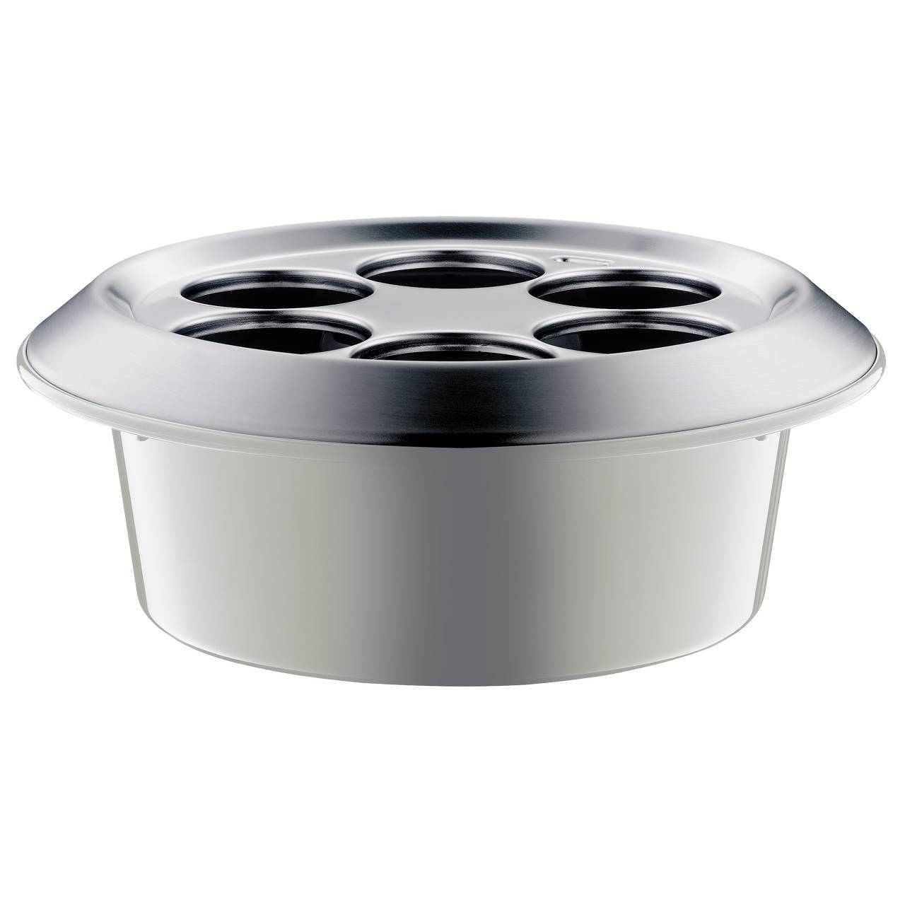 Ein runder, silberner Metallabfluss mit symmetrischen Löchern und leicht erhöhtem Rand. Gedacht für Spülen oder Duschen, glänzt er und reflektiert Licht.