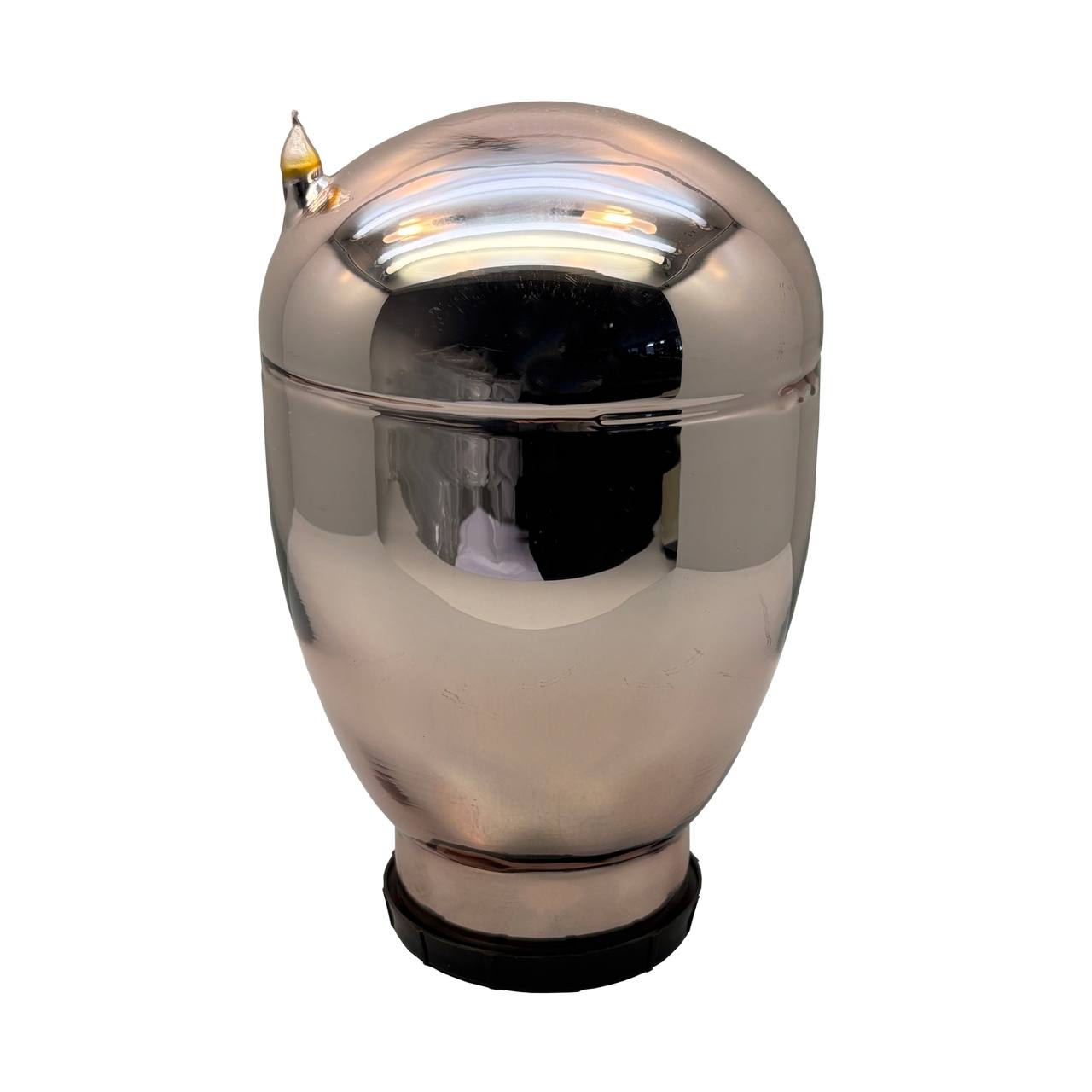 Das Bild zeigt eine glänzende, metallische Urne mit einem runden Deckel. Die spiegelnde Oberfläche reflektiert Licht, der Sockel ist dunkler und abgesetzt. Oben befindet sich ein kleiner, goldfarbener Griff.