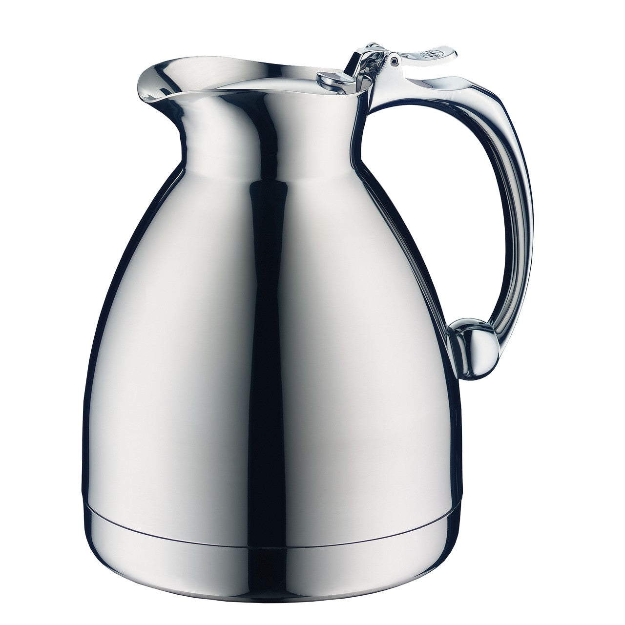 Das Bild zeigt eine silberne Thermoskanne mit glänzender Oberfläche und einem geschwungenen Griff auf der rechten Seite. Die Form der Kanne ist bauchig mit einer sich leicht verjüngenden Spitze.