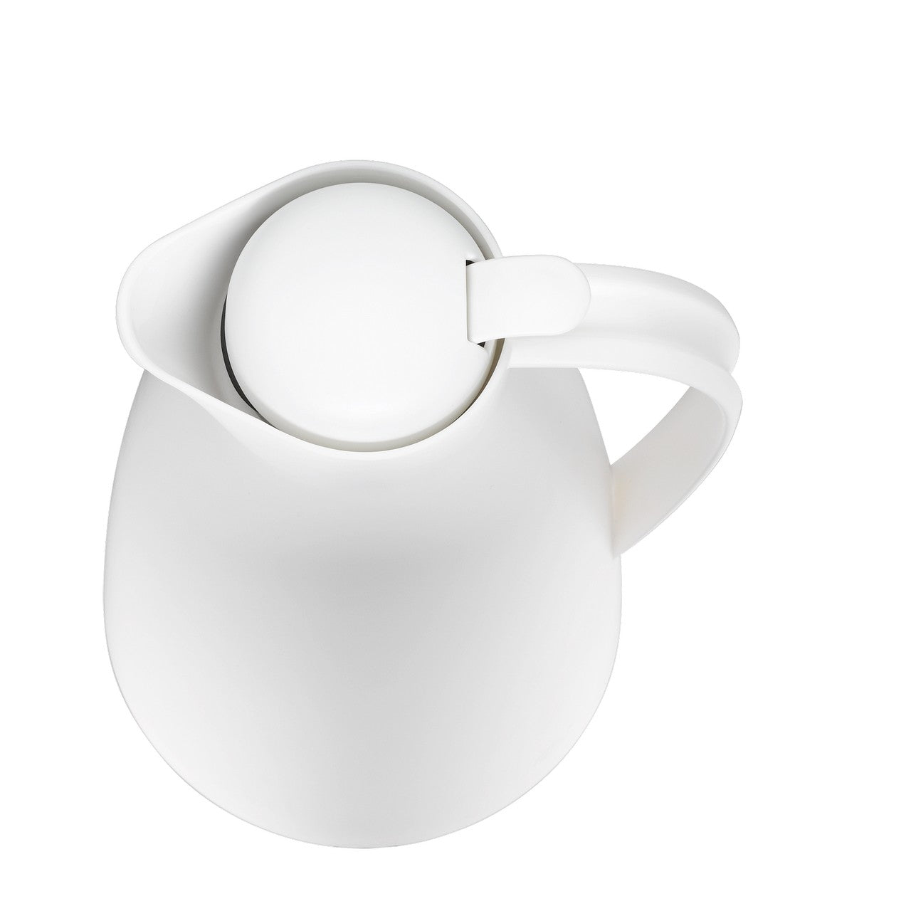 Das Bild zeigt eine weiße Isolierkanne aus der Vogelperspektive. Die Kanne hat einen runden Deckel und einen geschwungenen Griff auf der rechten Seite. Sie wirkt schlicht und elegant im Design.