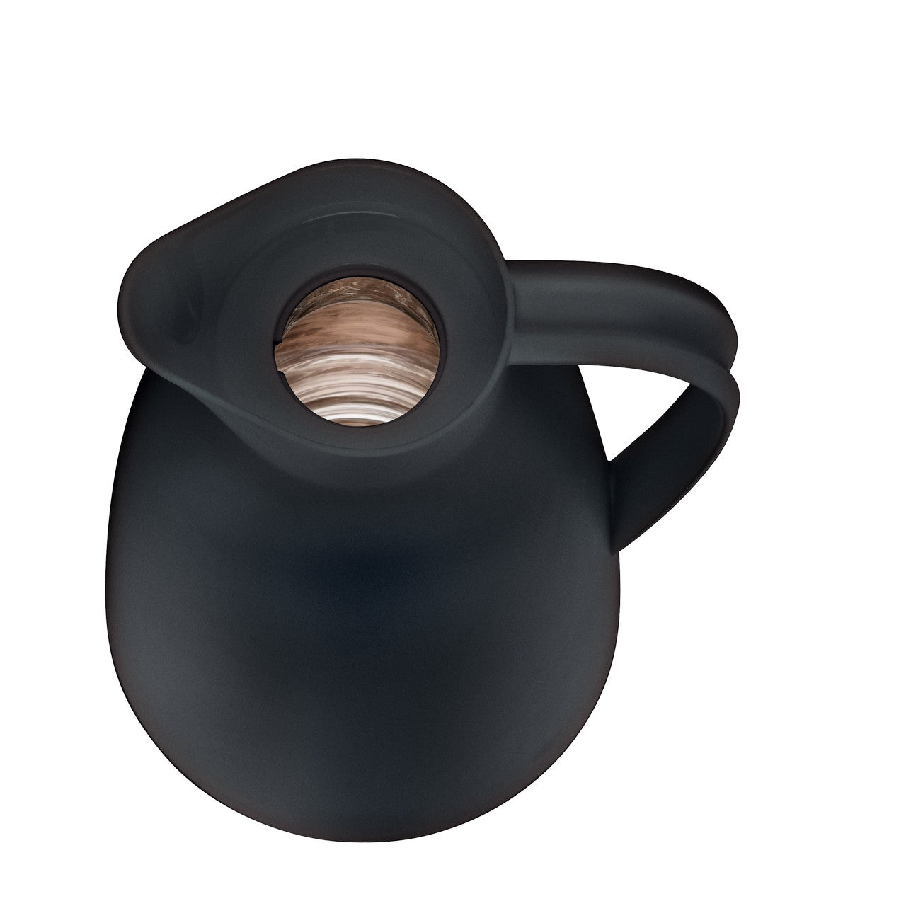 Eine Hand hält den Griff einer schwarzen Isolierkanne. Der Deckel der Kanne ist geschlossen.