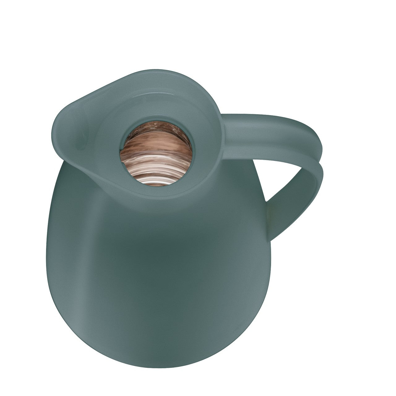 Eine Hand hält den Griff einer eleganten, mattgrauen Thermoskanne und hebt den Deckel leicht an. Die Kanne hat eine schlichte, moderne Form.