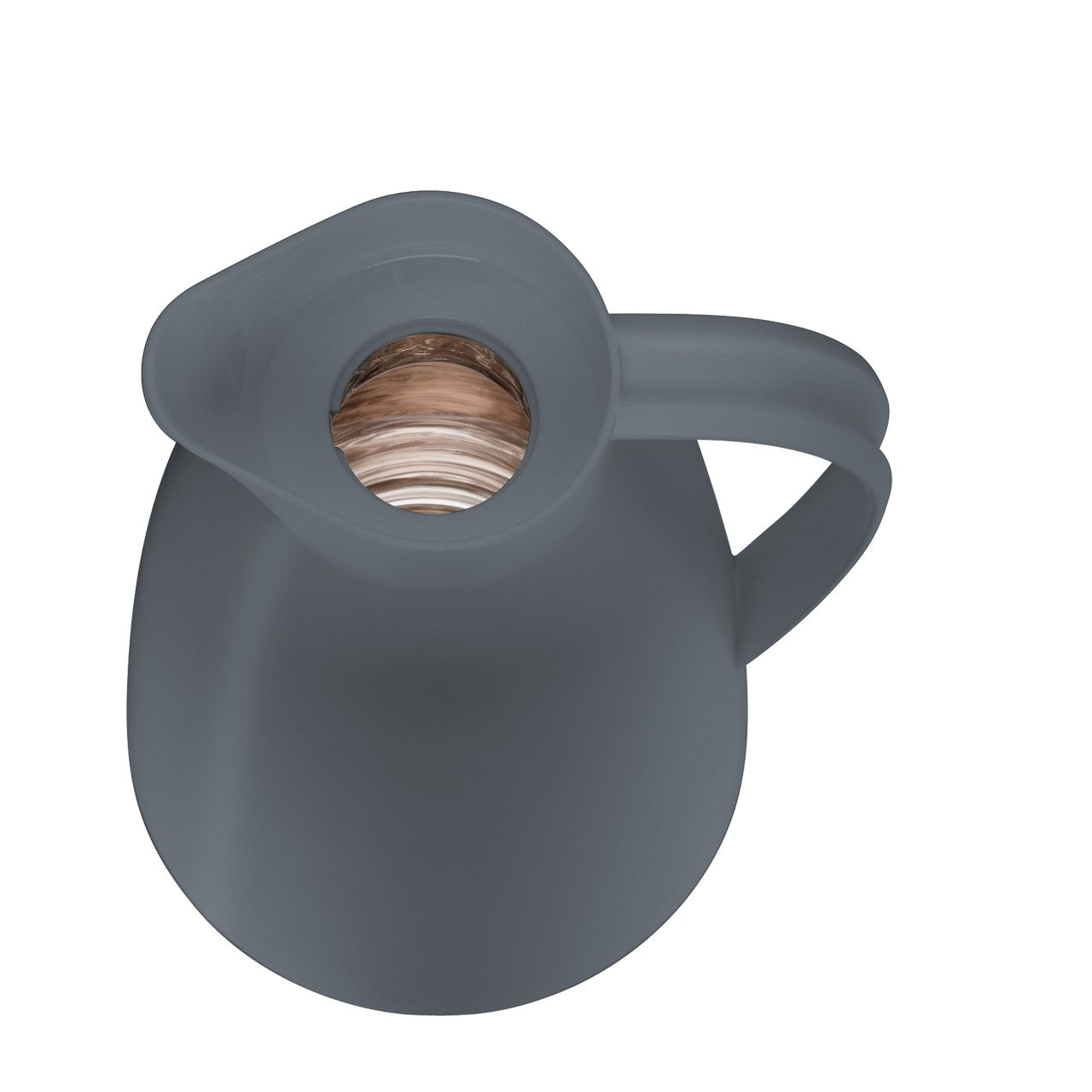 Eine Hand hält einen dunkelgrauen Isolierkrug am Griff. Die Hand ist dabei, den Deckel des Krugs zu öffnen oder zu schließen.