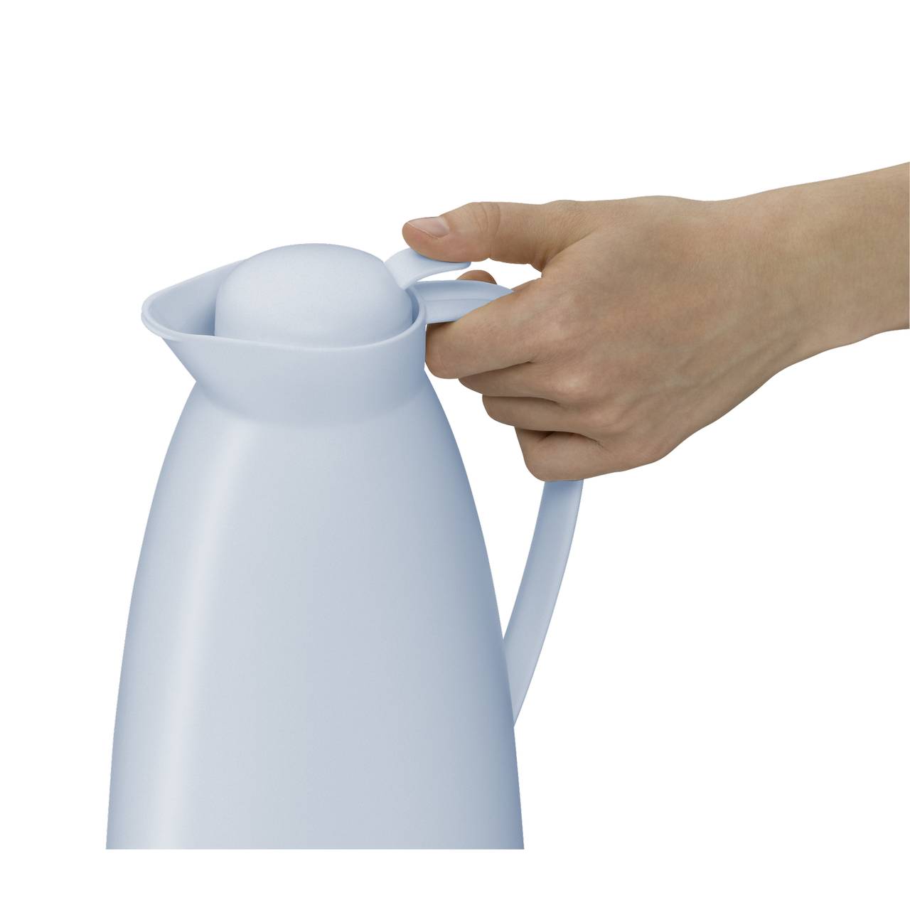 Eine Hand hält eine weiße Thermoskanne am Deckelgriff. Der Hintergrund ist einfarbig weiß.