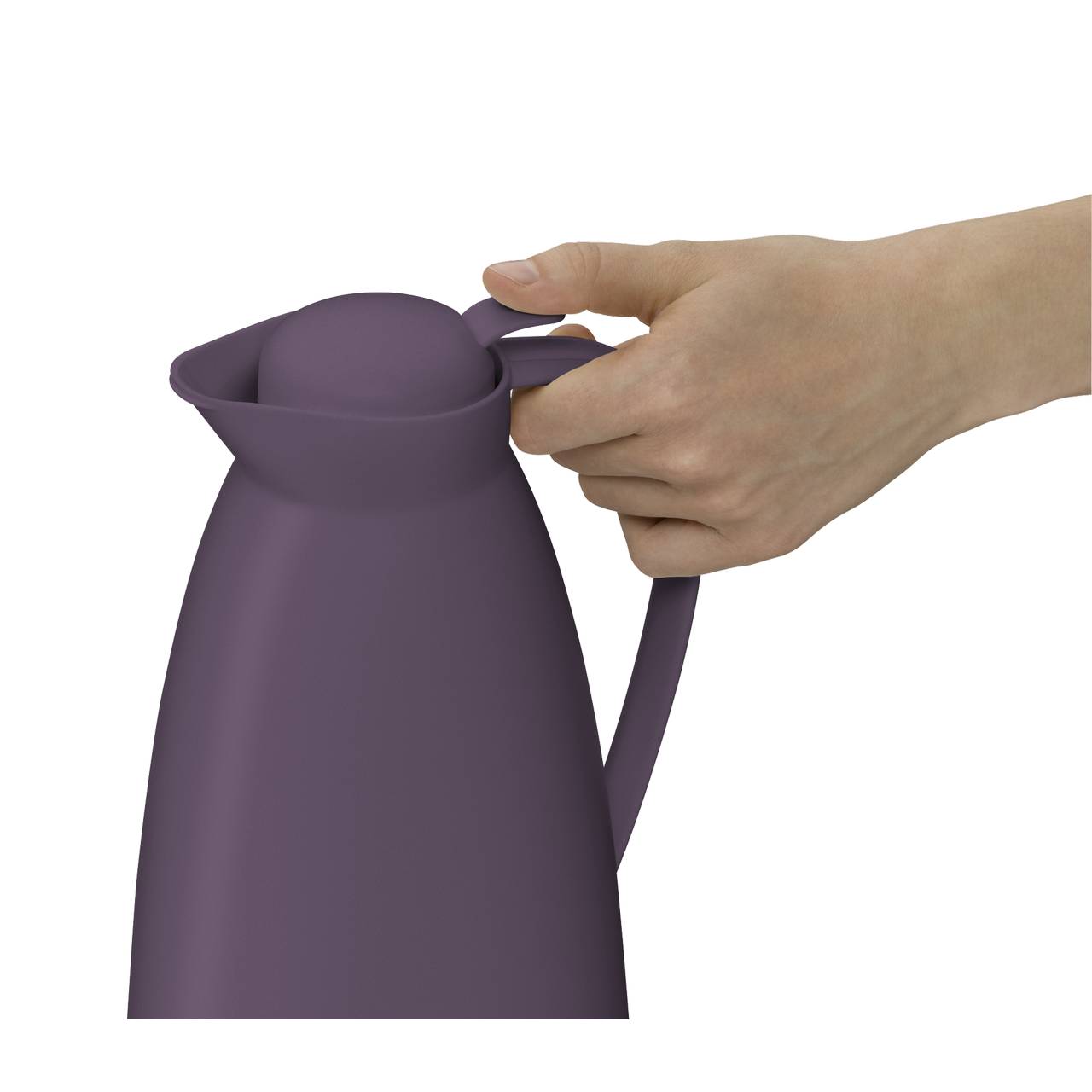 Eine Hand hält den Deckel einer violetten Thermoskanne, die aus robustem Material besteht. Die Kanne hat eine schlanke Form und einen geschwungenen Ausgießer.