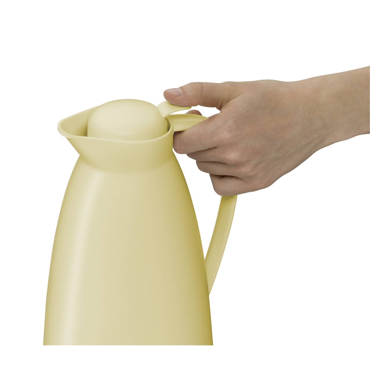 Eine Hand hält den Griff einer gelben Isolierkanne. Der Daumen drückt dabei auf den Deckel.