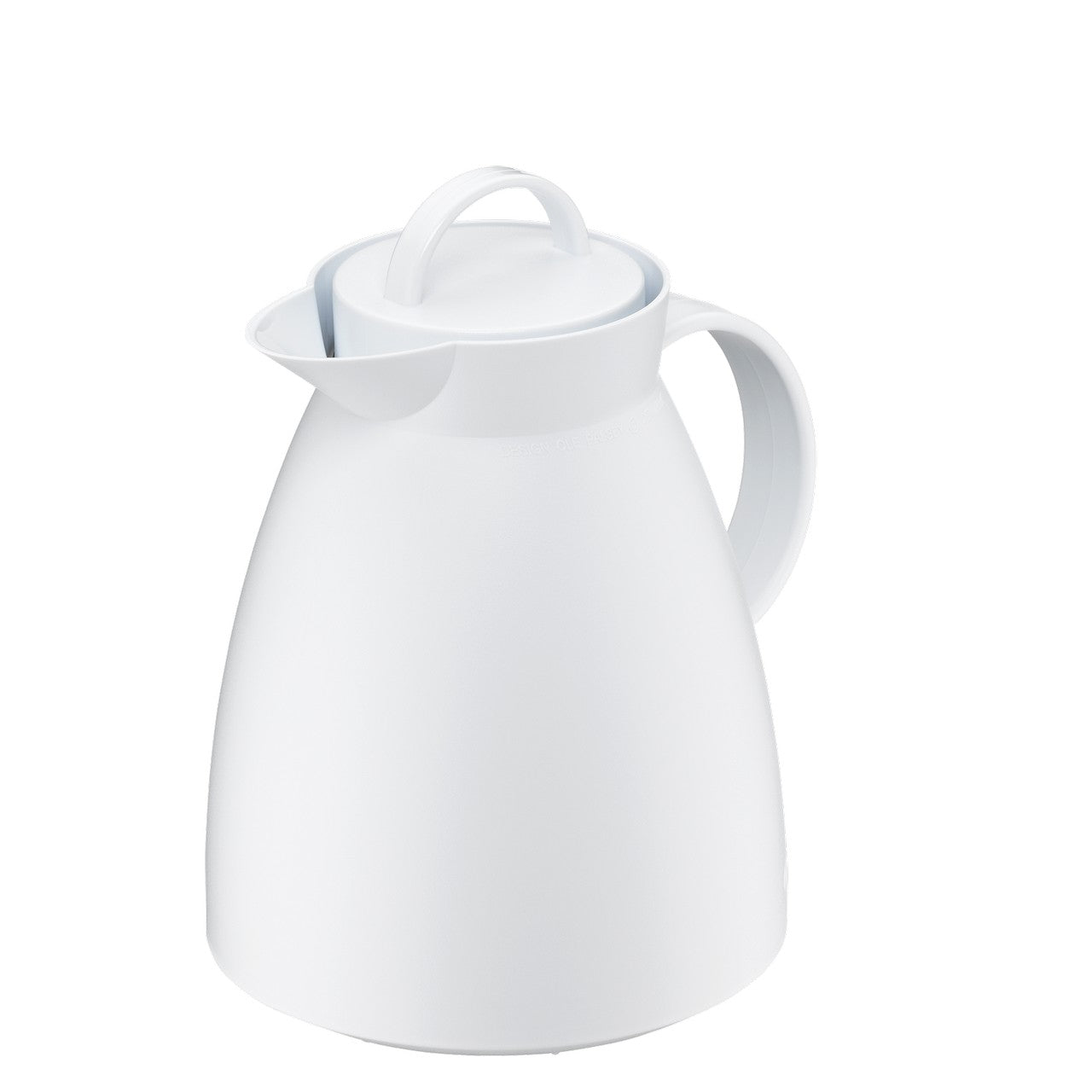 Das Bild zeigt eine schlichte, weiße Thermoskanne mit einem breiten Körper und einem Henkel an der Seite. Der Deckel hat einen Griff zum einfachen Abheben. Die Oberfläche der Kanne ist glatt und unbedruckt.