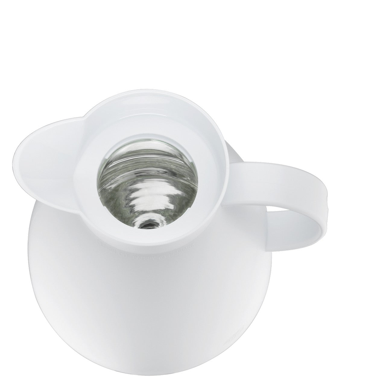 Das Bild zeigt eine weiße Thermoskanne von oben, mit einer offenen Öffnung, die teilweise mit Wasser gefüllt ist. Der Henkel ist rechts sichtbar, und es gibt eine kleine Tülle auf der linken Seite.