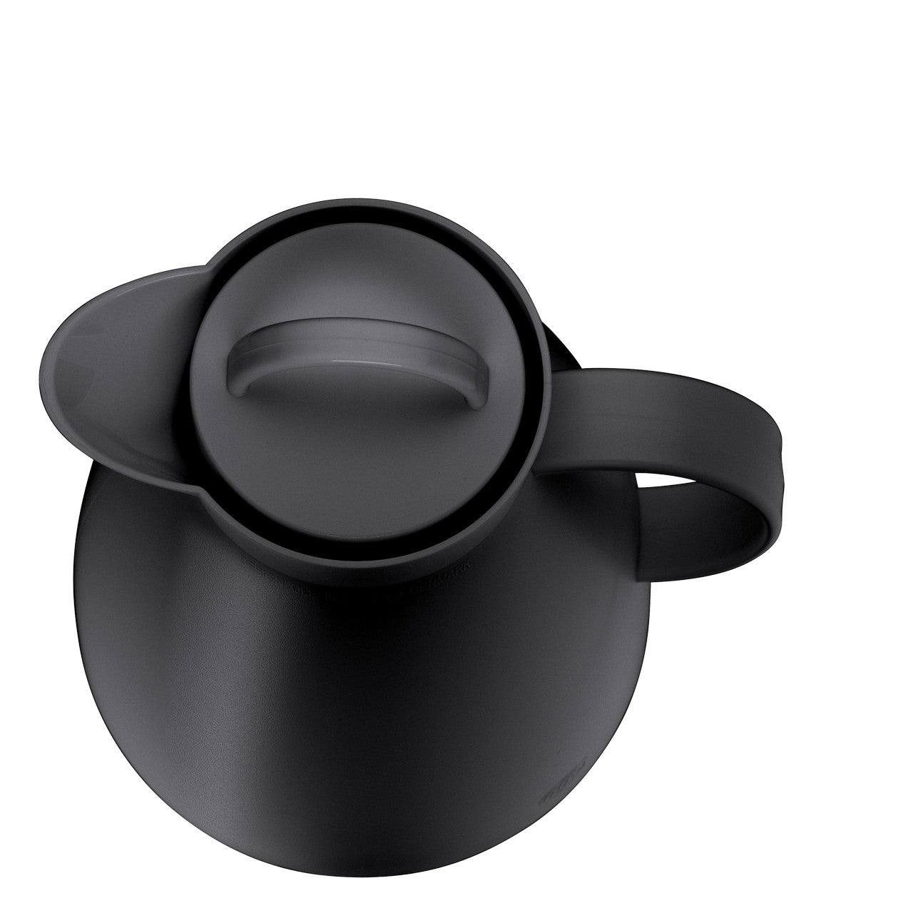 Das Bild zeigt eine schwarze Kanne aus Kunststoff mit einem runden Deckel und einem Griff an der Seite. Sie ist gradlinig gestaltet und hat eine matte Oberfläche.