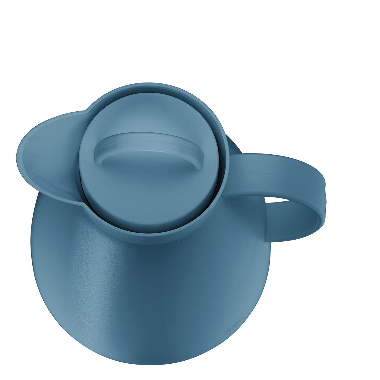 Das Bild zeigt eine blaue Thermoskanne aus der Vogelperspektive. Sie hat einen runden Deckel mit Griff, einen Schnabel zum Ausgießen und einen Henkel an der Seite.