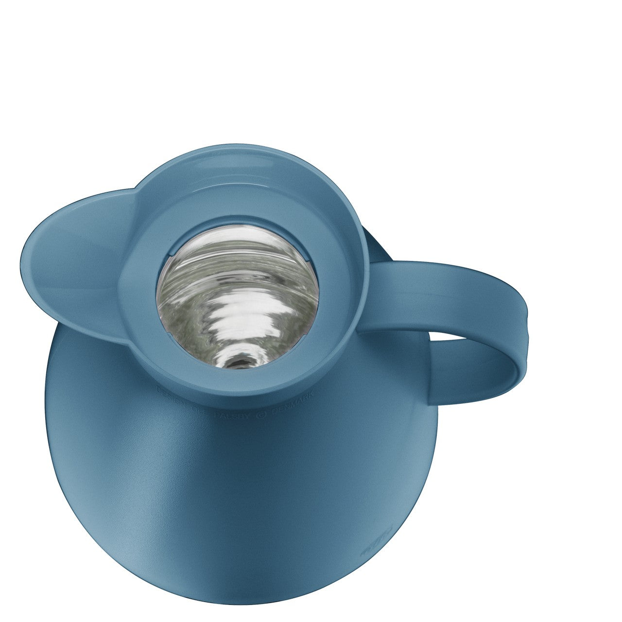 Das Bild zeigt eine blaue Thermoskanne von oben, mit einem auffälligen Griff auf der rechten Seite. Der Deckel hat eine glänzende, reflektierende Oberfläche, die von einem runden, leicht erhöhten Rand umgeben ist.