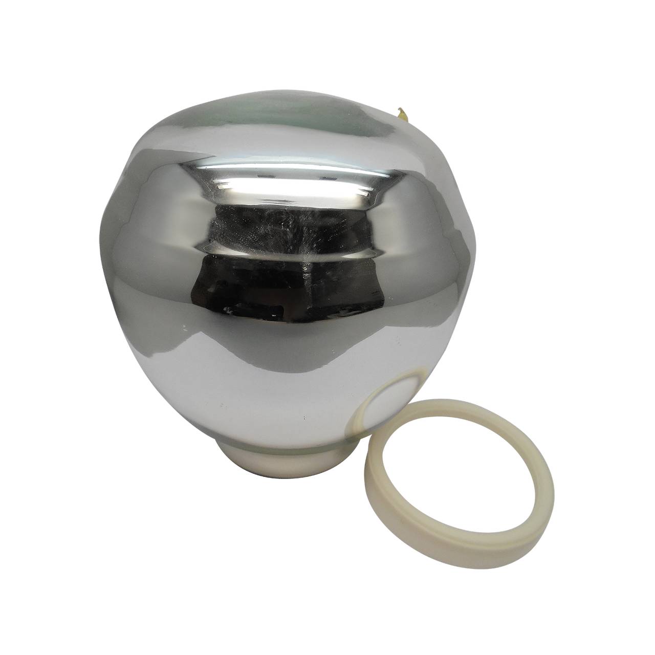 Das Bild zeigt einen glänzenden, silbernen Reflektor in Form einer Halbkugel, der stark reflektiert. Daneben liegt ein weißer Ring, der vermutlich als Dichtung dient.