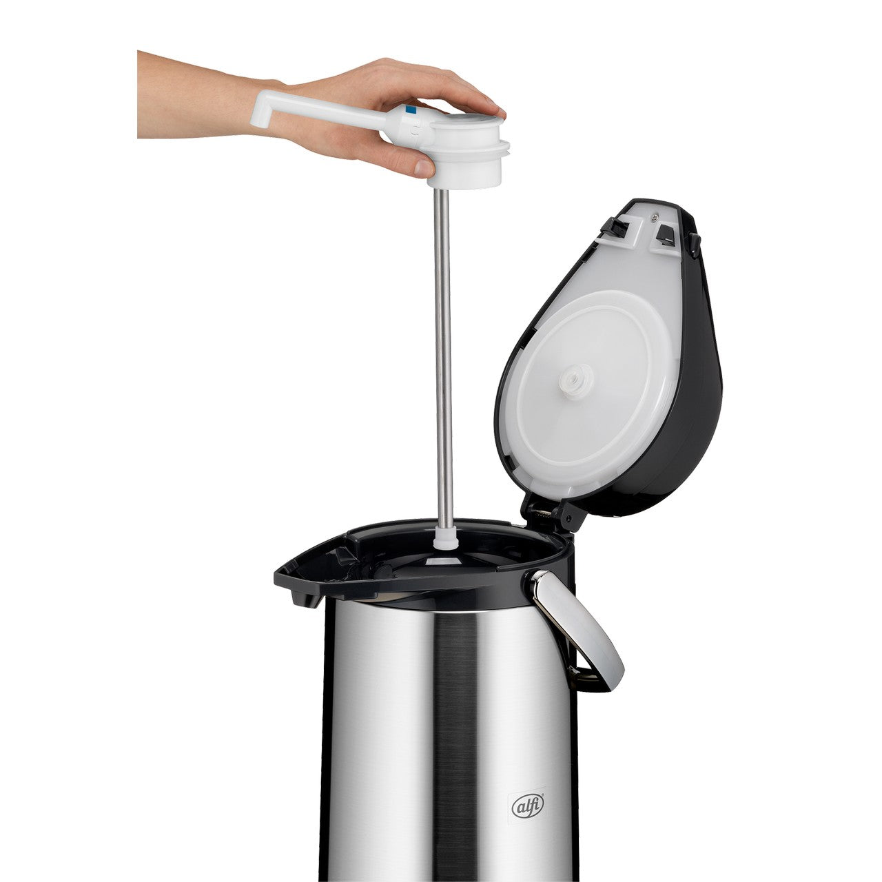 Eine Hand hält ein Thermometer über eine Edelstahl-Thermoskanne, deren Deckel geöffnet ist. Die Kanne steht aufrecht, und der schwarze Deckel ist nach oben geklappt.