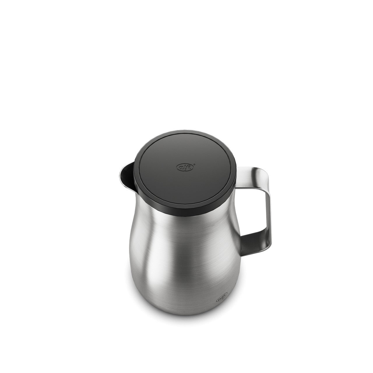 Auf dem Bild ist eine metallene Kanne mit einem schwarzen Deckel zu sehen. Die Kanne hat einen Henkel an der Seite und einen kleinen Ausguss. Sie steht auf einer weißen Oberfläche.