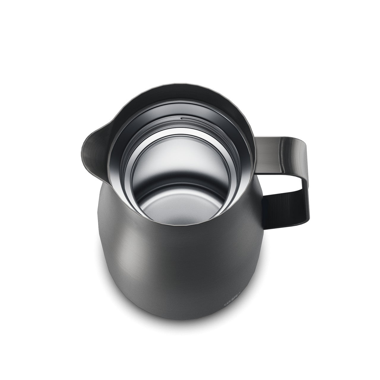 Auf dem Bild ist eine moderne, metallische Kaffeekanne von oben zu sehen. Sie hat ein minimalistisches Design mit einem breiten Griff auf der rechten Seite.