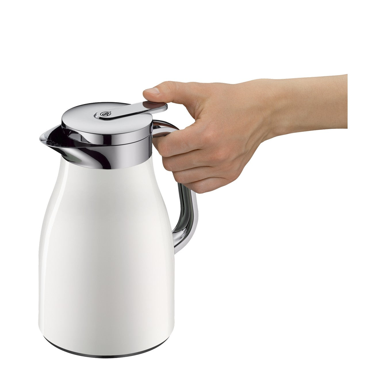 Eine Hand hält eine weiße Thermoskanne mit einem glänzenden, silberfarbenen Deckel und Griff. Die Hand drückt den Hebel am Deckel, vermutlich um Flüssigkeit auszugießen.