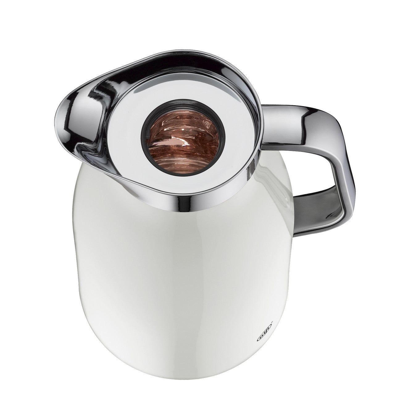 Das Bild zeigt eine Hand, die eine weiße Thermoskanne mit silbernem Deckel und Griff hält. Der Hintergrund ist neutral und lenkt nicht ab.