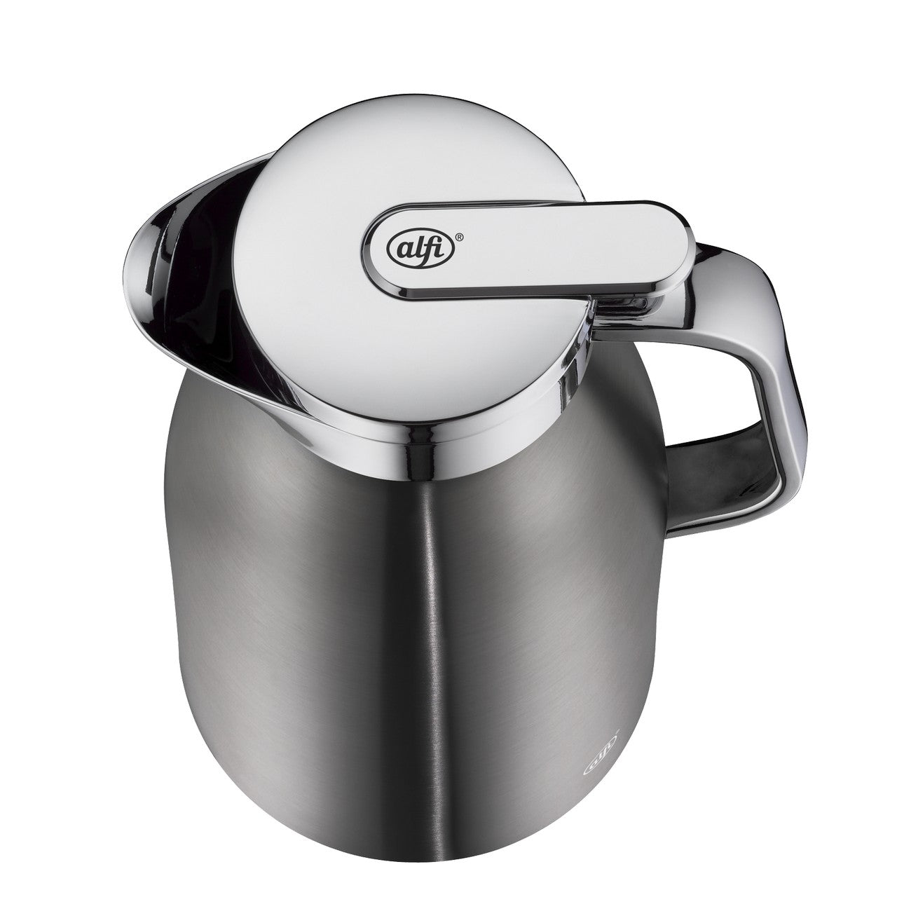 Auf dem Bild ist eine glänzende, silberne Thermoskanne zu sehen, die aus Edelstahl besteht. Der Deckel hat einen transparenten Einsatz, durch den der Inhalt sichtbar ist, und die Kanne hat einen ergonomischen Henkel.