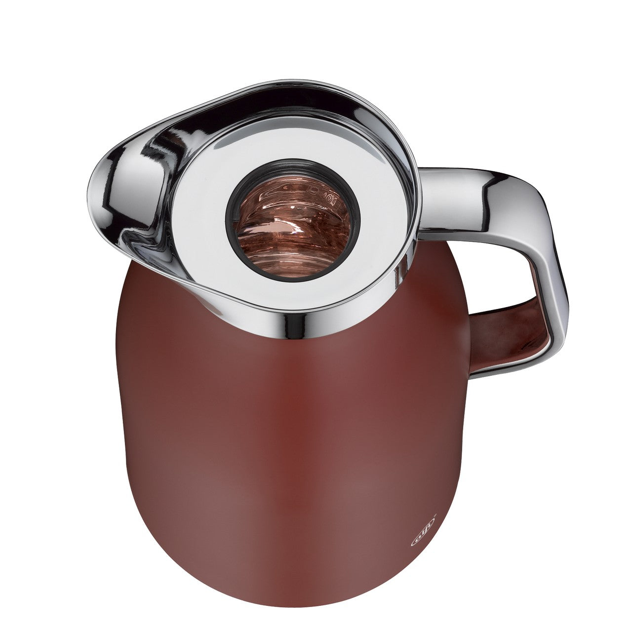 Eine Hand hält eine bordeauxfarbene Thermoskanne mit einem silbernen Deckel. Der Daumen drückt auf einen Hebel am Deckel, der vermutlich zum Ausgießen dient. Die Kanne hat einen eleganten, glänzenden Griff.