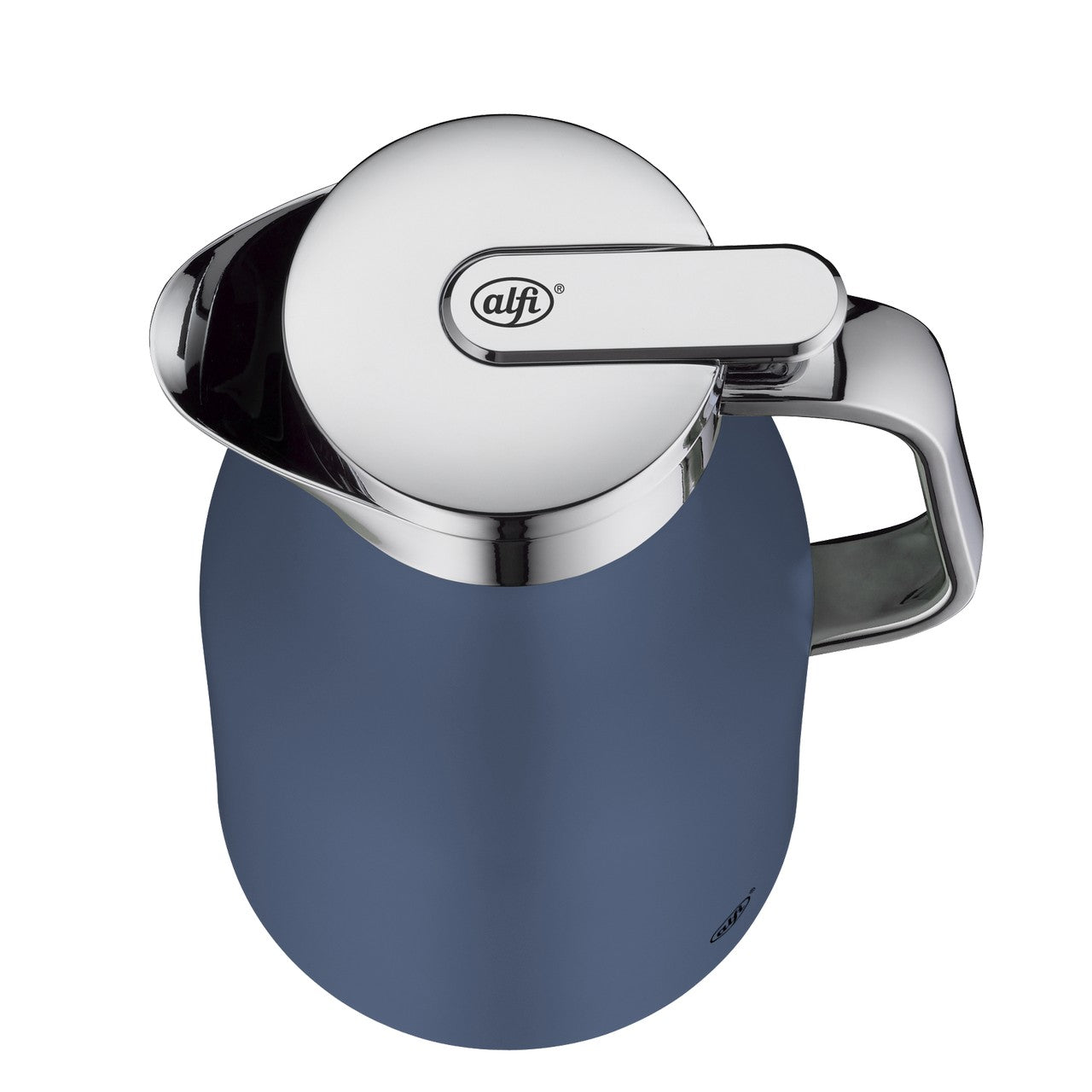 Auf dem Bild ist eine moderne Thermoskanne aus glänzendem Metall und blauem Gehäuse zu sehen. Der Deckel hat eine runde Öffnung und spiegelt das Licht wider, während der Griff ergonomisch gestaltet ist.