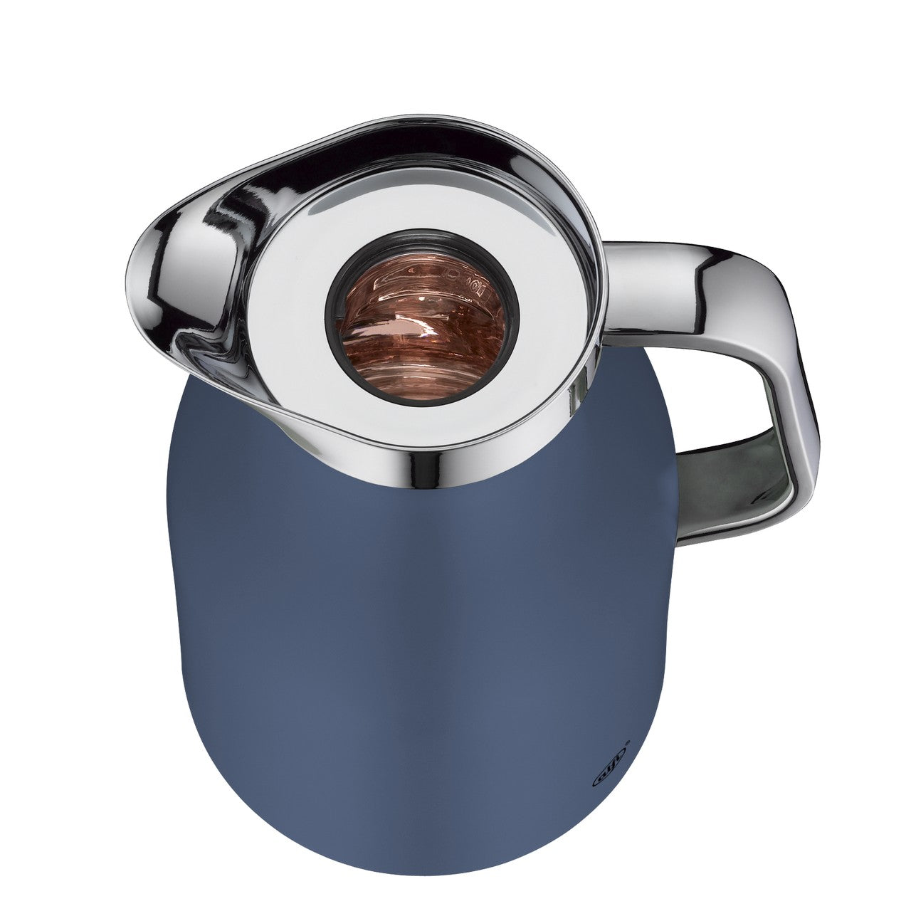 Eine Hand hält eine blaue Thermoskanne mit einem silbernen Deckel und Griff. Die Kanne hat eine glatte, elegante Form und der Hebel des Deckels ist leicht angehoben.