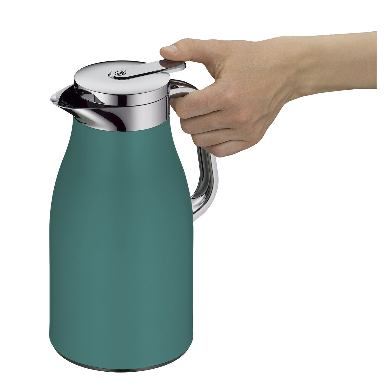 Auf einer Küchenarbeitsfläche steht eine grüne Thermoskanne neben einem Teller mit Croissants und einem Küchentuch. Im Hintergrund befinden sich Tassen und eine Pflanze. Tageslicht fällt durch ein Fenster auf die Szene.