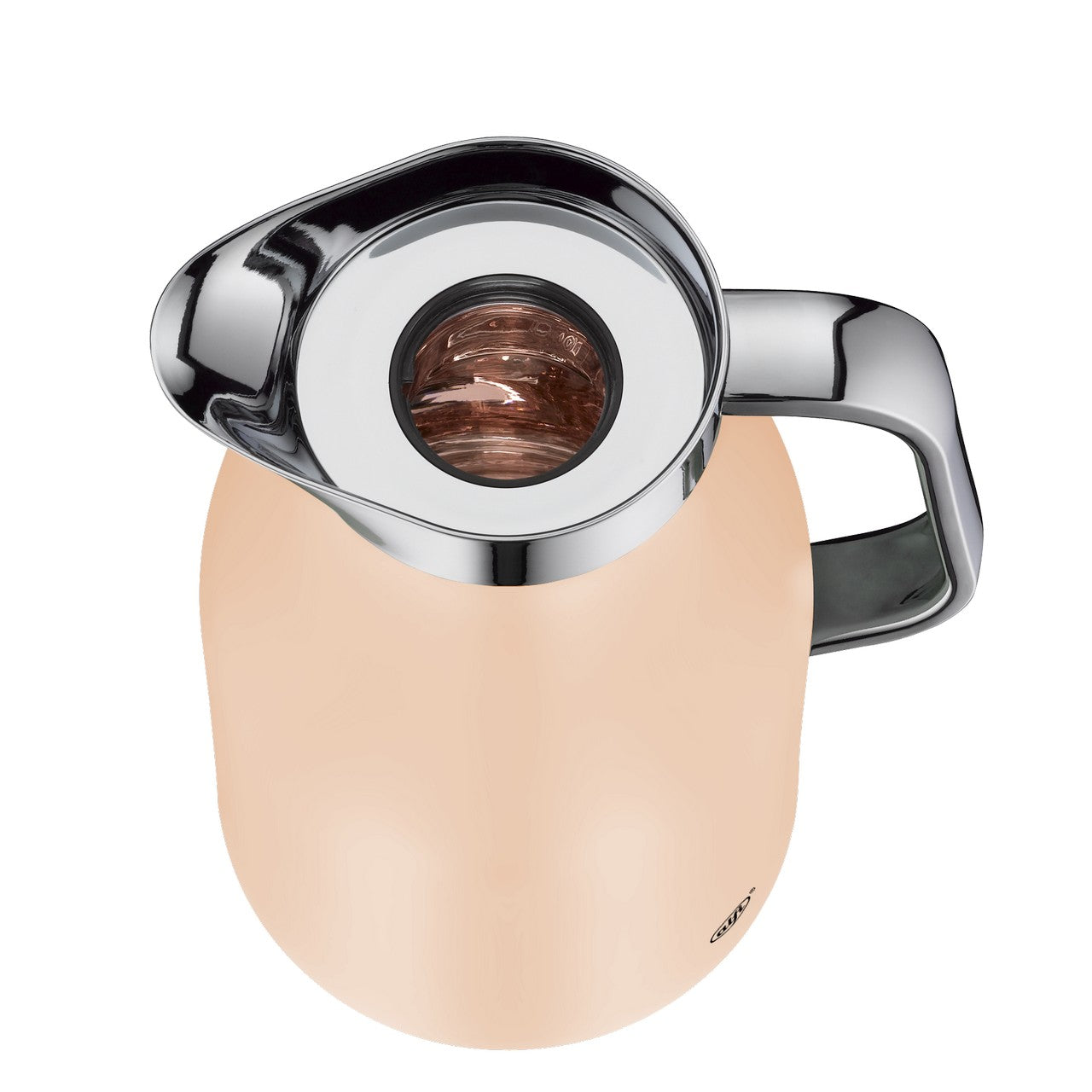 Eine beige Thermoskanne mit einem silbernen Deckel und Griff wird von einer Hand gehalten. Die Hand befindet sich am Griff der Kanne, die für das Eingießen vorbereitet wird.