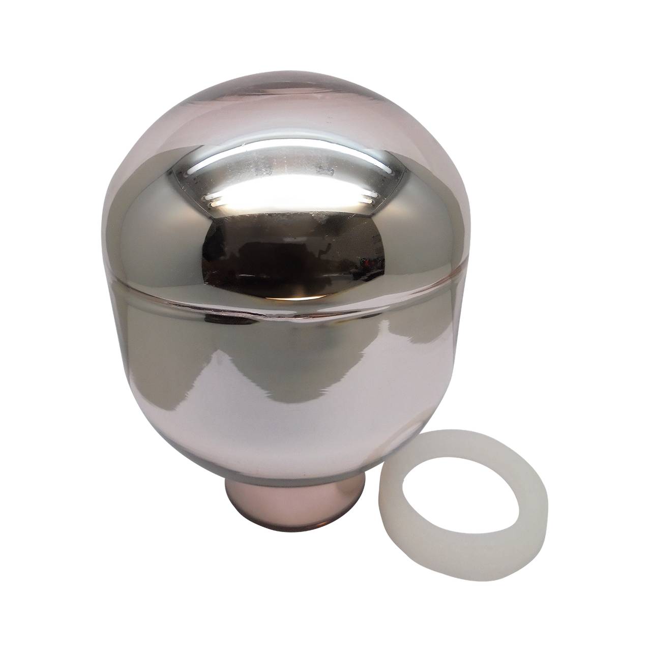 Das Bild zeigt ein glänzendes, kugelförmiges Objekt aus Metall, das auf einem kurzen, zylindrischen Sockel steht. Daneben liegt ein weißer, ringförmiger Gegenstand. Die Oberfläche der Kugel reflektiert die Umgebung.