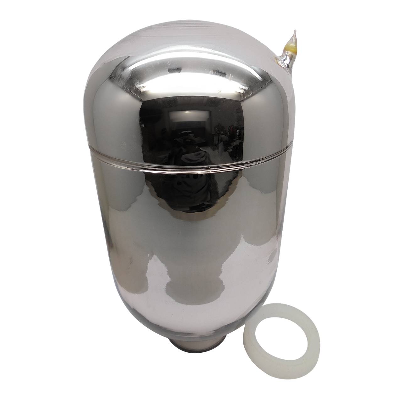 Das Bild zeigt einen metallisch glänzenden, zylinderförmigen Behälter mit kleinem Ausguss oben. Daneben liegt ein kreisförmiger Dichtungsring. Die Oberfläche des Behälters reflektiert das Licht.