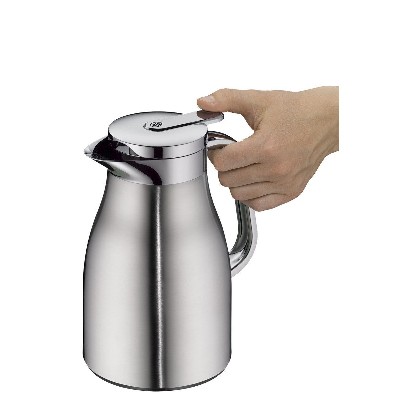 Das Bild zeigt eine silberne Isolierkanne aus Metall mit einem schmalen Ausguss und einem Griff. Eine Hand drückt auf den Hebel des Deckels, um ihn zu öffnen.