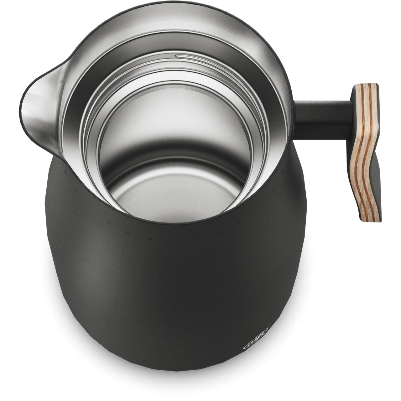 Das Bild zeigt eine schwarze, moderne Kanne mit einem breiten Ausguss. Sie hat einen seitlichen Holzgriff, der dem Design einen eleganten Touch verleiht. Die Innenfläche ist aus glänzendem Metall.