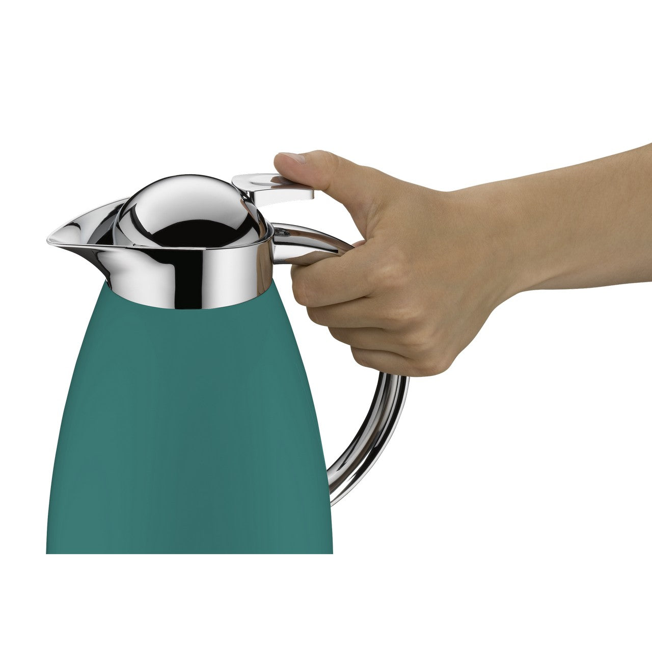 Eine Hand hält eine grüne Thermoskanne mit einem silbernen Deckel. Der Daumen der Hand drückt auf einen Hebel am Deckel der Kanne.