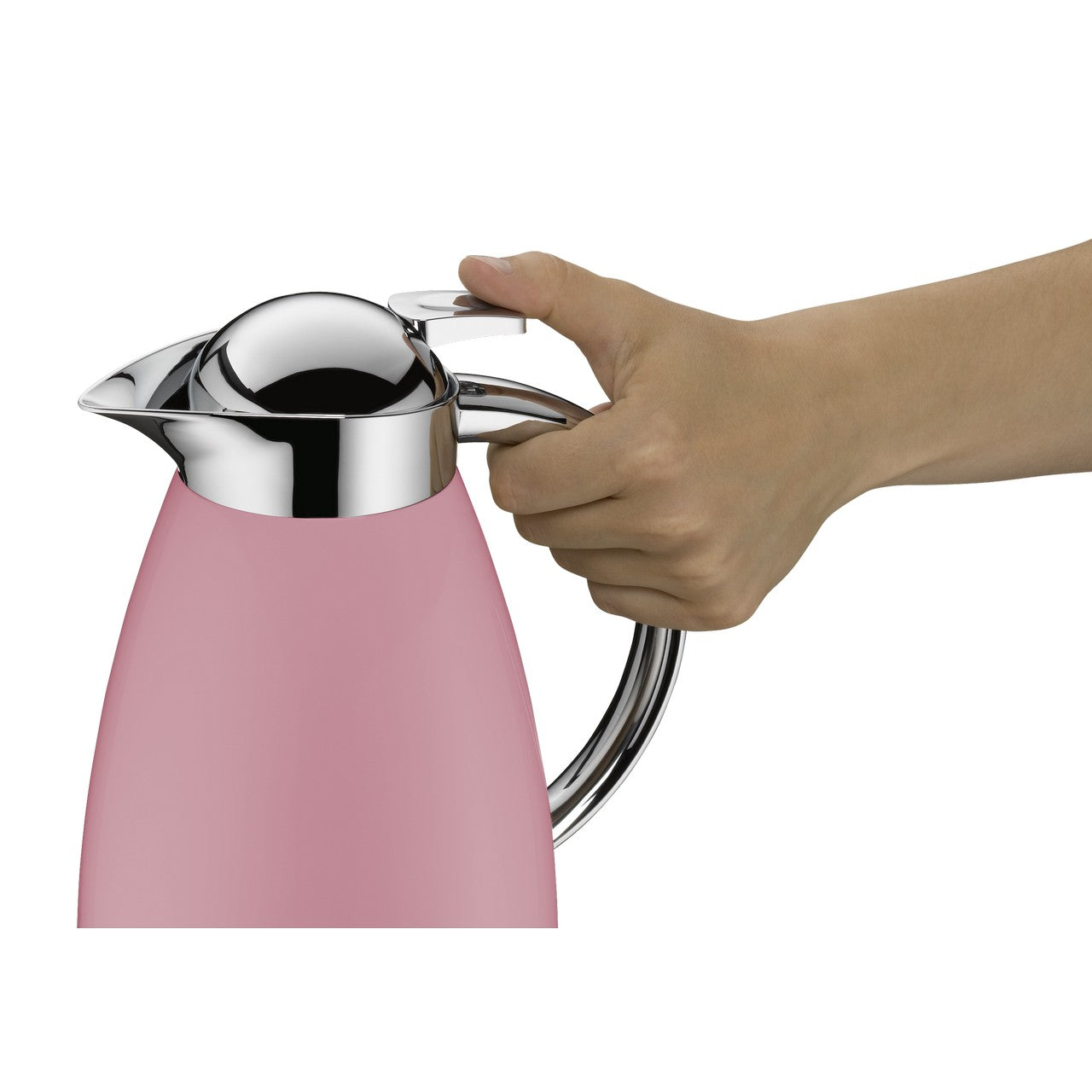 Eine Hand hält eine rosa Thermoskanne mit einem glänzenden silberfarbenen Deckel und Griff. Der Daumen der Hand drückt auf einen Hebel am Deckel.