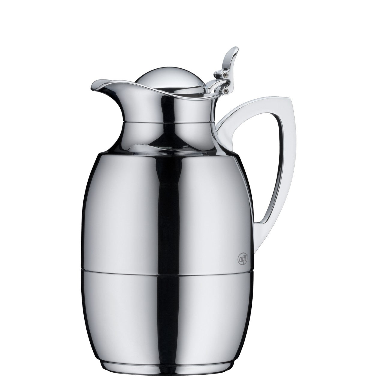 Das Bild zeigt eine glänzende, silberne Thermoskanne mit einem eleganten, geschwungenen Griff und einem klappbaren Verschluss am Deckel. Die Oberfläche der Kanne spiegelt das Licht wider und wirkt sehr modern und hochwertig.