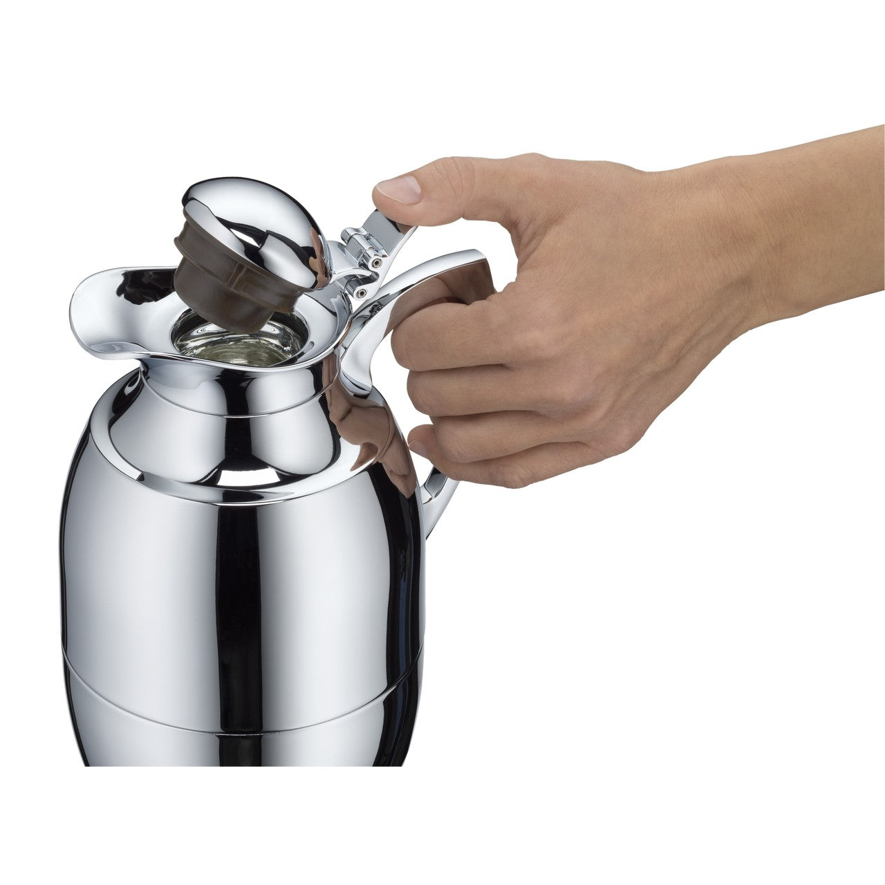 Eine Hand hält eine glänzende, silberfarbene Thermoskanne. Der Deckel der Kanne ist leicht geöffnet.