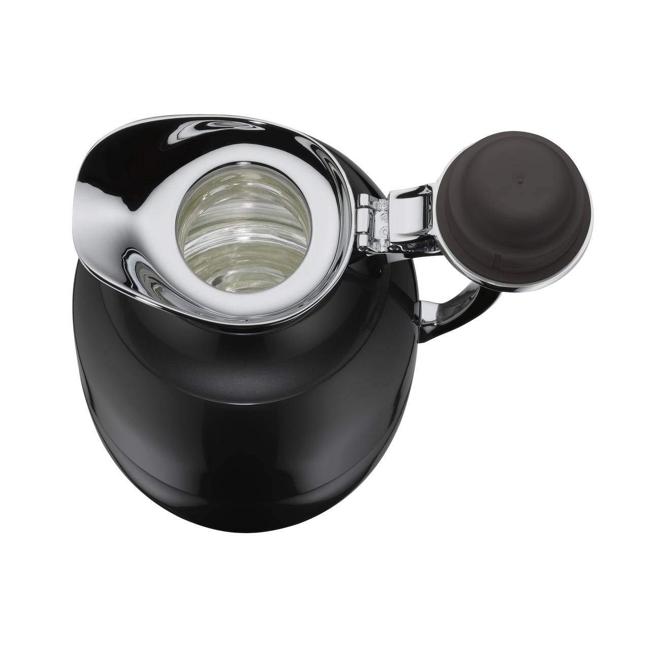 Das Bild zeigt eine glänzende, schwarze Thermoskanne von oben mit einem offenen Deckel. Der Deckel ist an der Seite befestigt und die Öffnung der Kanne ist sichtbar. Die Oberfläche des Deckels ist silberfarben und reflektiert das Licht.