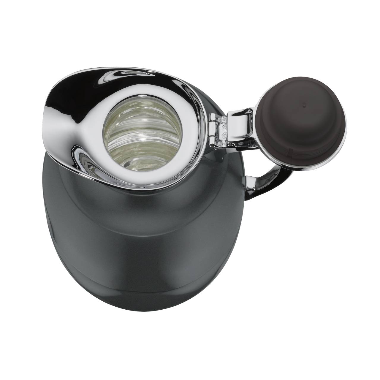 Auf dem Bild steht eine schwarze Thermoskanne mit silbernem Deckel auf einem Holztisch. Daneben befinden sich zwei modern designte, dunkelgraue Vasen mit dekorativen Trockenblumen. Der Hintergrund ist in einem hellen, einfarbigen Ton gehalten.