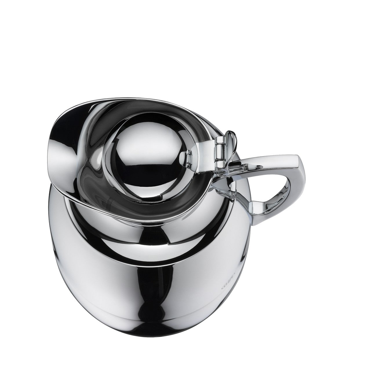 Das Bild zeigt eine glänzende, moderne Teekanne aus Edelstahl von oben. Der Deckel der Kanne ist leicht geöffnet und der Henkel ist rechts zu sehen. Die Oberfläche reflektiert das Licht stark, was der Kanne ein elegantes Aussehen verleiht.