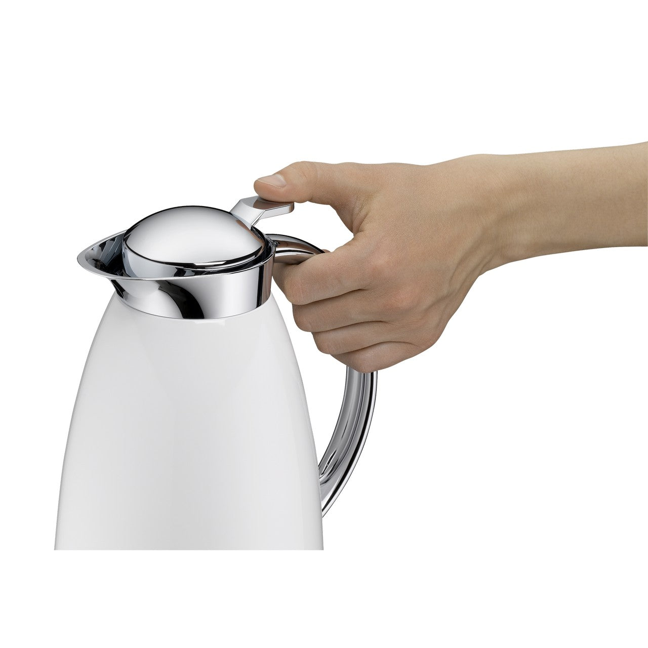 Auf dem Bild sieht man eine Hand, die einen weißen Wasserkocher an seinem Griff hält. Der Wasserkocher hat ein schlichtes, modernes Design.