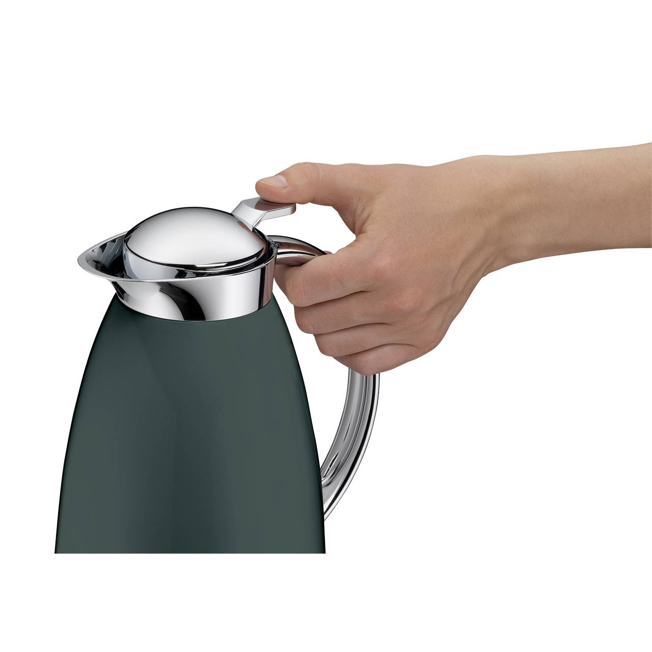 Eine Hand hält eine grüne Thermoskanne am Griff, während der Daumen den Drückmechanismus am Deckel betätigt. Die Kanne hat glänzende, silberne Akzente oben und am Griff.