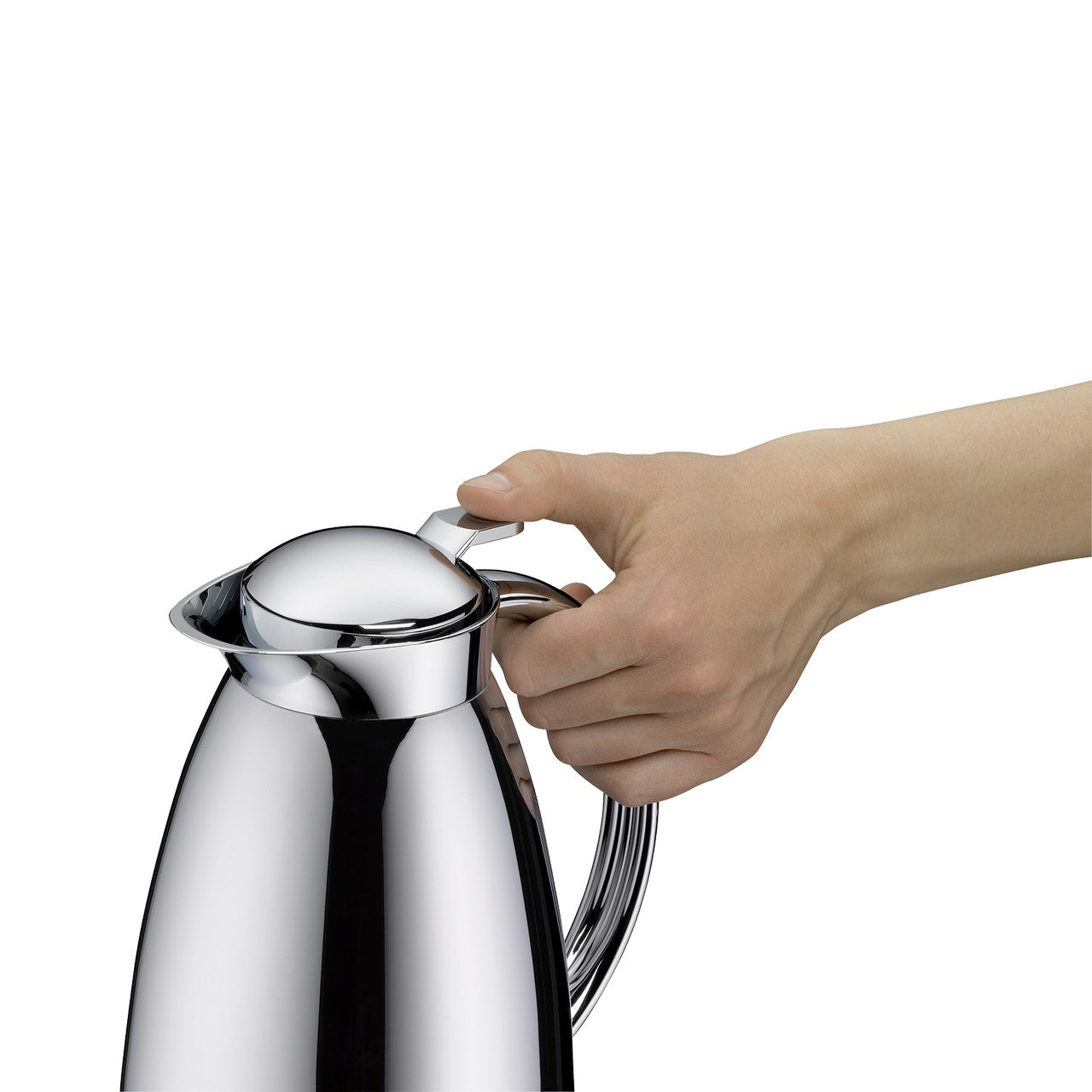 Eine Hand hält den Deckel einer glänzenden, silbernen Thermoskanne. Der Hintergrund ist einheitlich weiß, was die Kanne und Hand in den Fokus rückt.