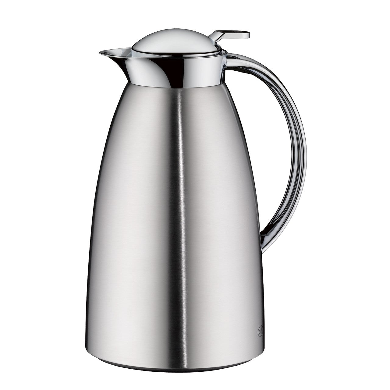 Das Bild zeigt eine glänzende, silberne Thermoskanne aus Metall mit einem eleganten, geschwungenen Griff. Der Deckel ist rund und hat einen kleinen Hebel zum Öffnen. Die Kanne hat eine schlanke Form und wirkt modern und raffiniert.