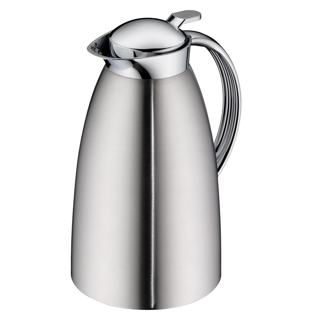 Auf dem Bild ist eine glänzende, silberne Thermoskanne zu sehen. Sie hat einen abgerundeten, eleganten Körper und einen Henkel auf der Seite. Der Deckel ist glatt und fügt sich nahtlos in das schlichte Design ein.