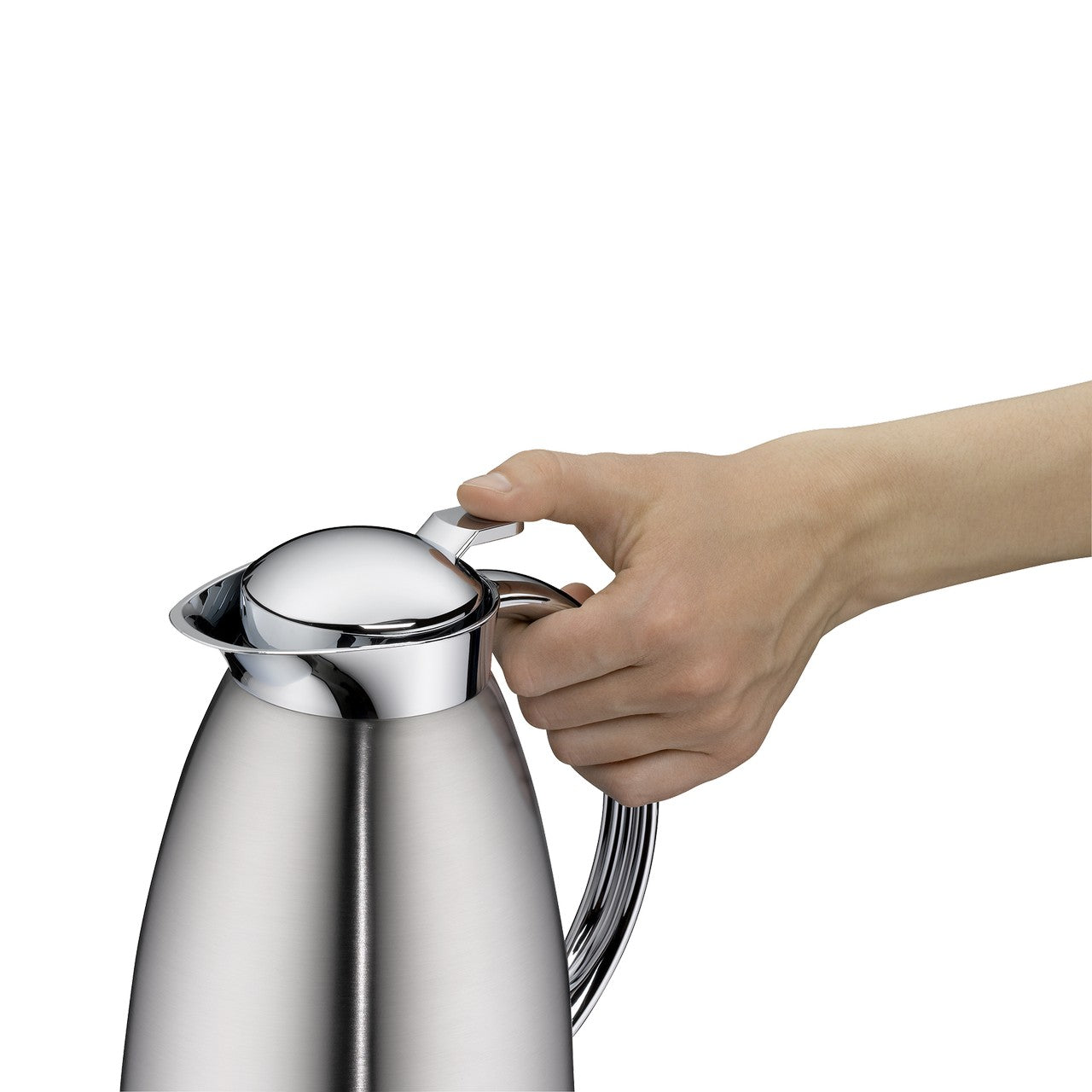 Eine Hand greift nach einem glänzenden, silbernen Wasserkocher. Der Wasserkocher hat ein glattes, modernes Design mit einem kleinen Deckel. Die Szene ist vor einem weißen Hintergrund aufgenommen.