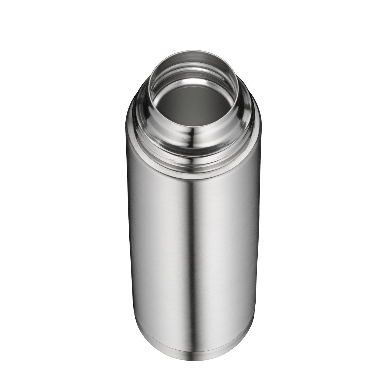 Das Bild zeigt eine silberne Thermoskanne aus Edelstahl, die von oben betrachtet wird, sodass der offene Flaschenhals deutlich sichtbar ist. Die Oberfläche der Kanne ist glänzend und glatt.