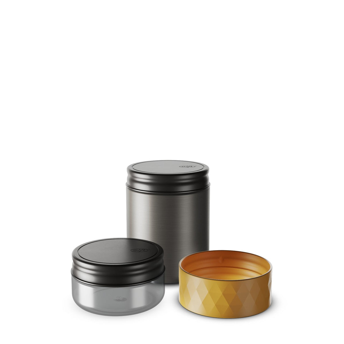 Drei moderne Dosen auf weißem Hintergrund: eine gelbe mit Muster, eine silberne metallische und eine klare mit schwarzem Deckel.