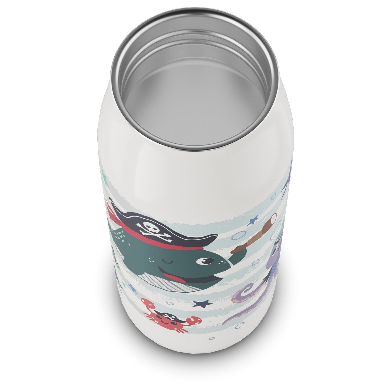 Das Bild zeigt eine weiße Getränkedose mit einem verspielten Piratenmotiv. Auf der Dose sind eine illustrierte Piratenwal, ein Krabbe mit Piratenhut und Seesterne abgebildet. Die Farben sind hauptsächlich blau, rot und schwarz.